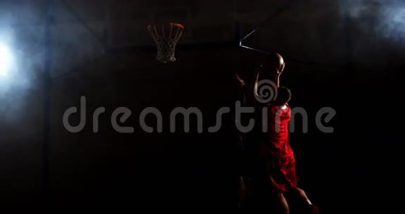 运动员打篮球视频的预览图