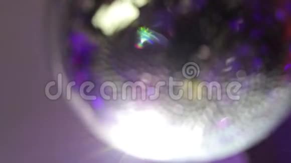 镜子球在明亮多彩的抽象背景闭合视频的预览图