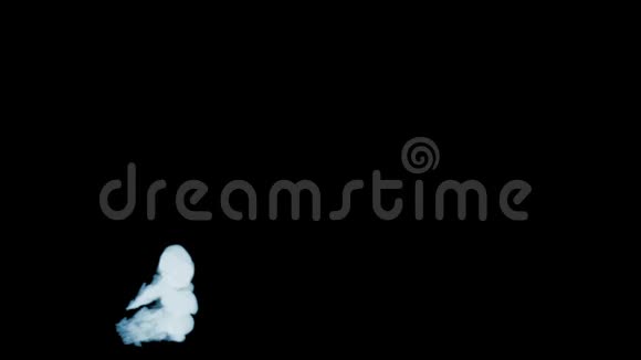 在黑色背景上隔离的烟雾烟雾模拟的三维渲染许多溪流视频的预览图