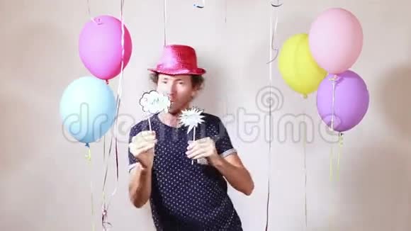 带着粉色闪亮帽子跳舞的快乐男人视频的预览图