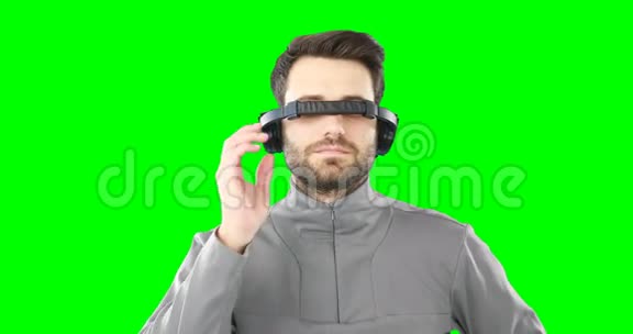人使用虚拟现实耳机视频的预览图