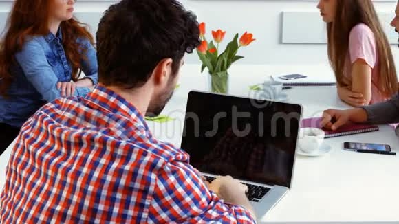 男性商务主管使用笔记本电脑的肖像视频的预览图
