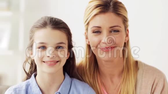 快乐的微笑妈妈和女孩在家视频的预览图