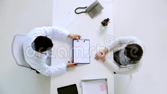 心脏病医生和住院病人视频的预览图