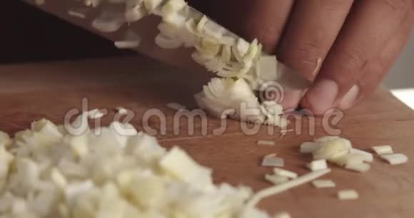 烹饪韭菜和帕尔马饭视频视频的预览图