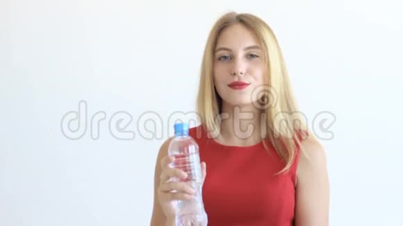 年轻漂亮的女孩喝水视频的预览图