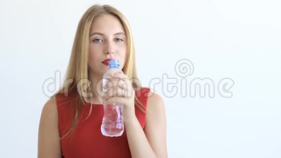 年轻漂亮的女孩喝水视频的预览图