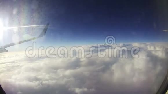 透过喷气飞机的窗户看到云视频的预览图