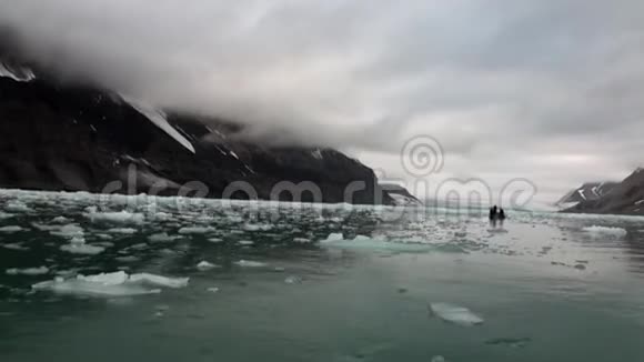 斯瓦尔巴北冰洋水上山底浮冰移动视频的预览图