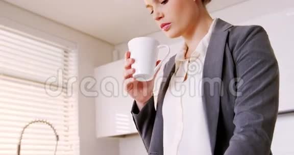 女人在厨房喝咖啡视频的预览图