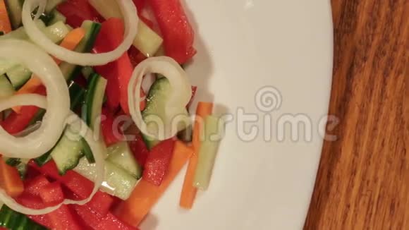 健康沙拉配新鲜蔬菜视频的预览图