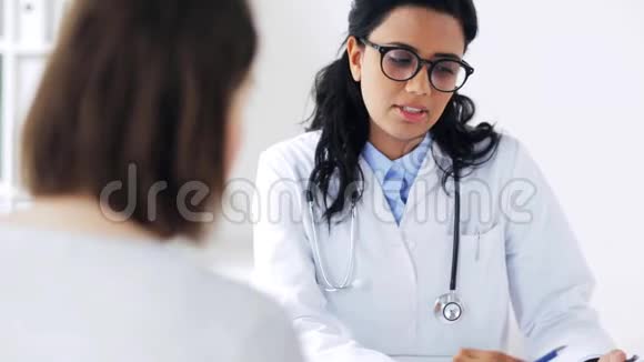 医生与医院的女病人交谈视频的预览图