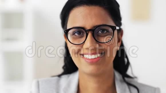 戴着眼镜的微笑的年轻女子的脸视频的预览图
