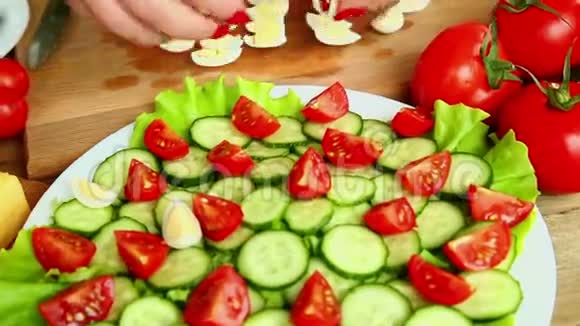 烹饪自制蔬菜沙拉与樱桃番茄和奶酪视频的预览图