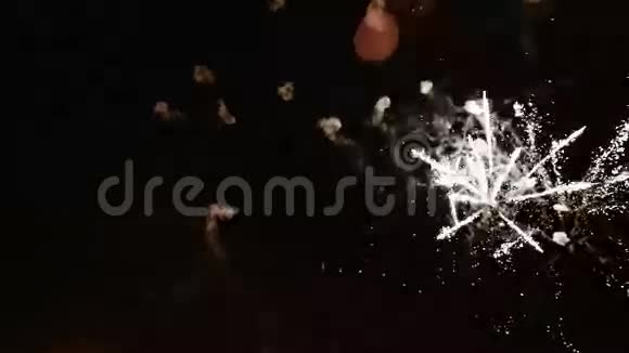 夜空中的焰火视频的预览图