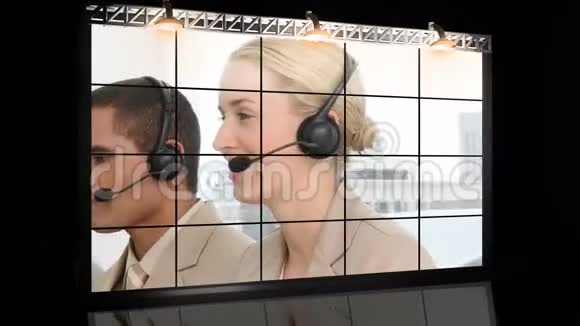 在呼叫中心工作的人视频的预览图