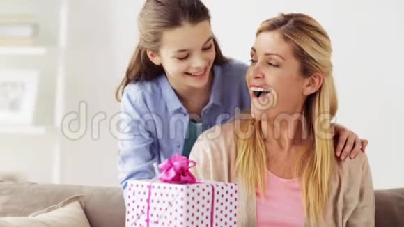 快乐女孩送礼物给妈妈视频的预览图