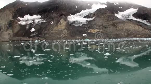 斯瓦尔巴北冰洋水上山底浮冰移动视频的预览图