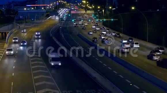 夜间城市交通场景巴塞罗那视频的预览图