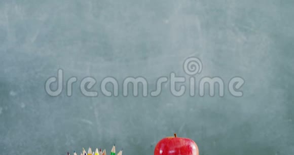 书堆上的苹果和桌上的学校用品视频的预览图