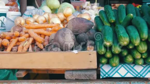 展示蔬菜食品市场上的蔬菜柜台视频的预览图