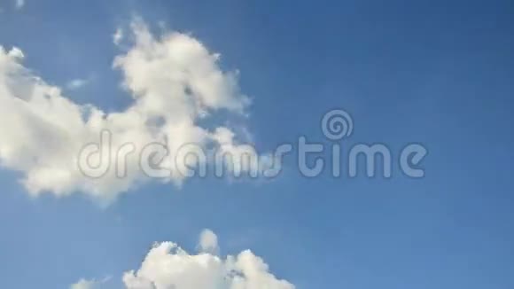 云和天空背景的运动视频的预览图