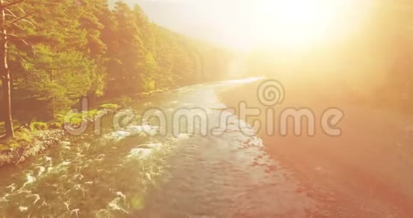 阳光明媚的夏日清晨空气中弥漫着清新干净的山河视频的预览图