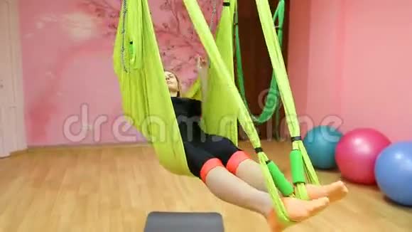 反重力瑜伽运动女性在室内做瑜伽练习视频的预览图