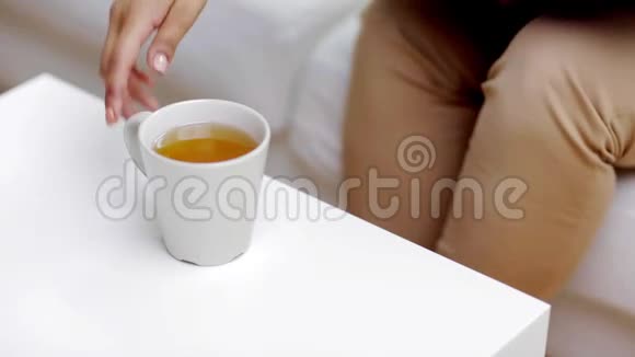 非洲裔美国妇女在家喝茶视频的预览图