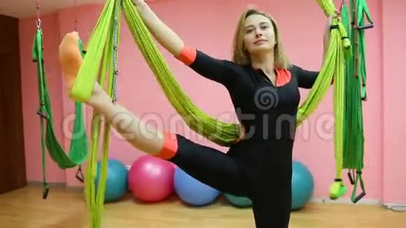 反重力瑜伽运动女性在室内做瑜伽练习视频的预览图
