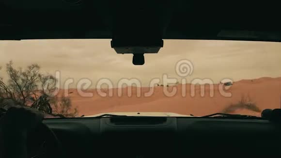 撒哈拉沙漠的摄像车司机视频的预览图