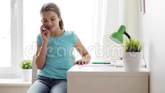 微笑女孩在家里打电话视频的预览图