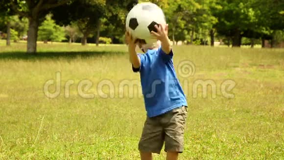 小男孩在踢足球视频的预览图