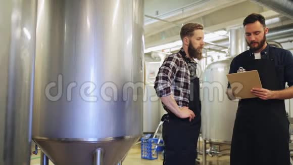 啤酒厂或啤酒厂有剪贴板的男人视频的预览图