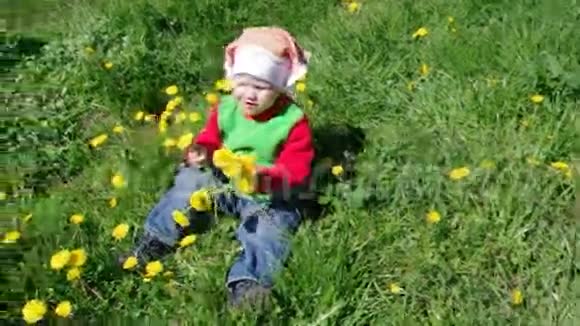 草地上的男孩和小女孩视频的预览图