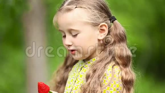吃草莓的小女孩视频的预览图