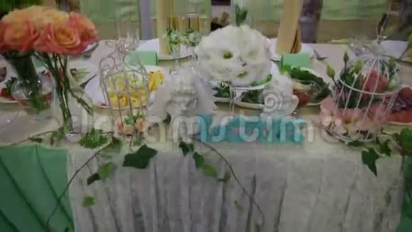 婚礼桌上鲜花装饰视频的预览图
