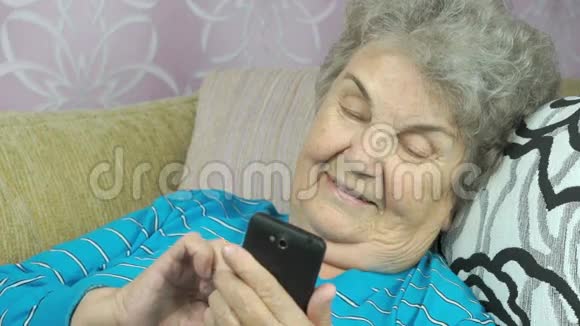 使用手机的老年妇女视频的预览图