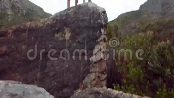 快乐的一对站在岩石上视频的预览图
