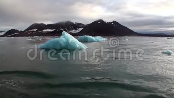 斯瓦尔巴的北冰洋背景水上令人惊叹的山脉景观视频的预览图