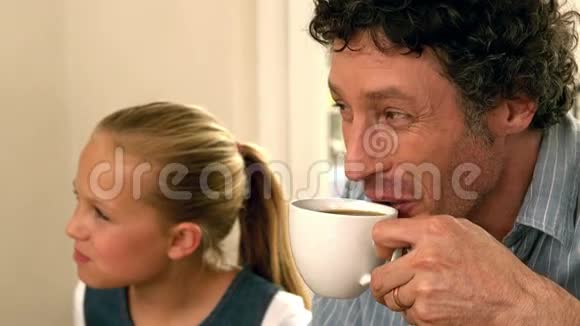 可爱的父亲在喝咖啡视频的预览图
