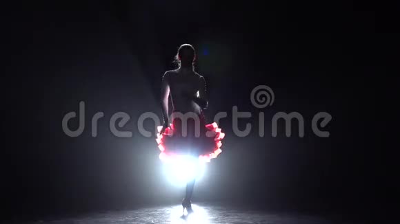 女孩跳舞拉丁慢动作视频的预览图