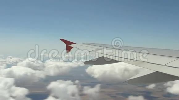 飞机机翼上的景色视频的预览图