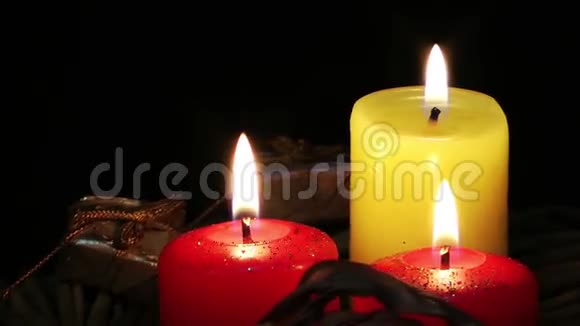 蜡烛和礼品盒视频的预览图