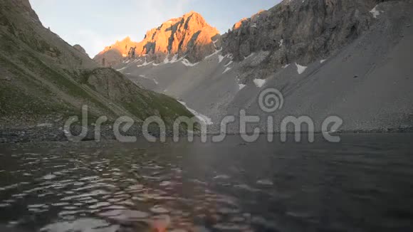 高海拔高山湖泊视频的预览图