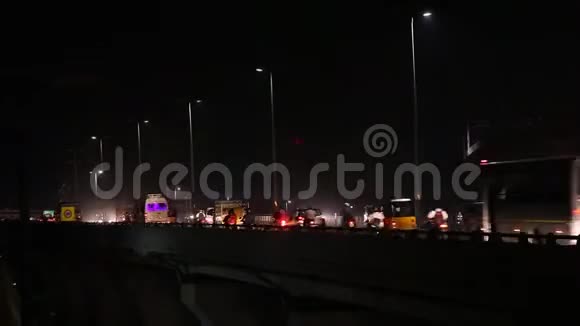 印度钦奈市夜间公路交通视频的预览图