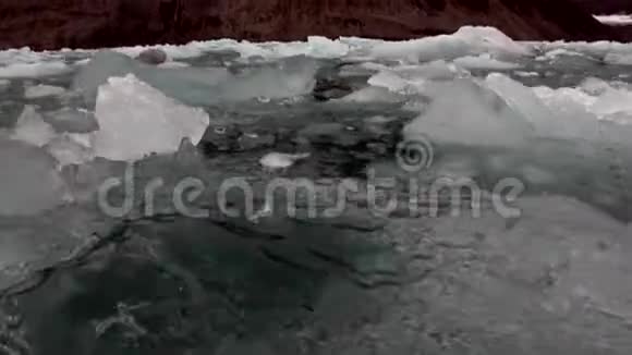 斯瓦尔巴德北冰洋水上的山脉背景上的冰浮视频的预览图