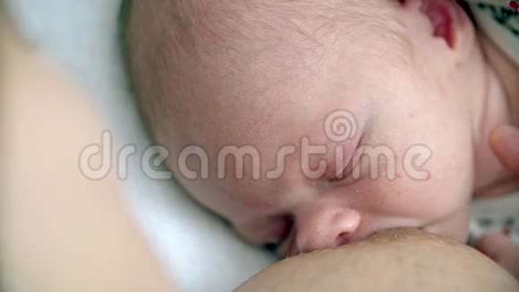 母亲母乳喂养她的新生儿视频的预览图