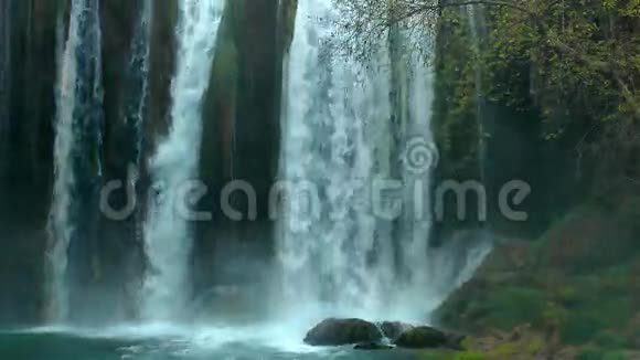 瀑布美丽的自然景观视频的预览图