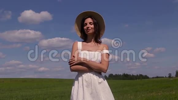穿白色连衣裙和草帽的少女视频的预览图